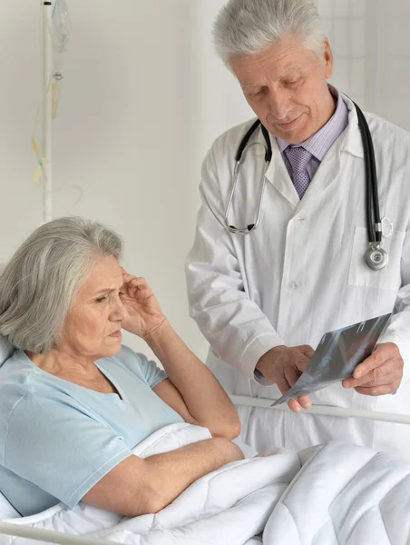 Médico mostrando radiografia para paciente do sexo feminino — Fotografia de Stock