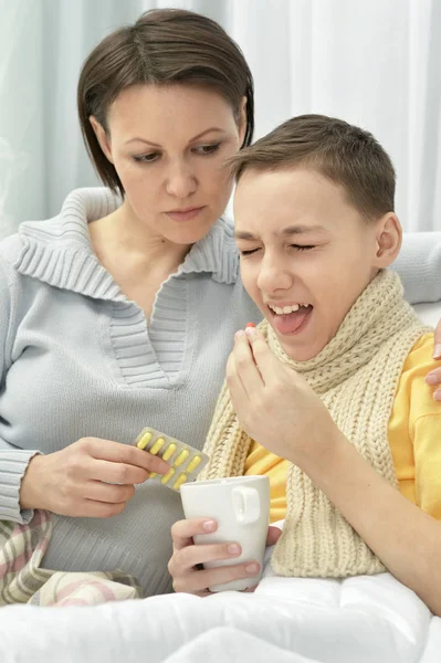 Mamma tar hand om son — Stockfoto