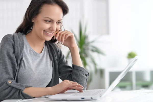 Jovem mulher usando laptop — Fotografia de Stock