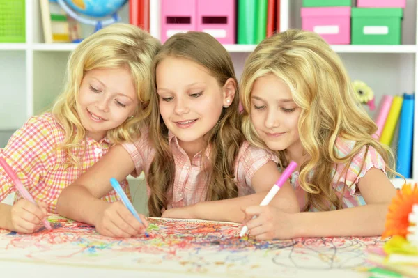 Filles mignonnes dessin avec des crayons — Photo