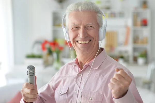 Homem idoso com microfone — Fotografia de Stock