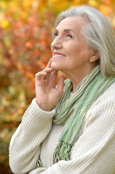 Senior mooie vrouw poseren — Stockfoto