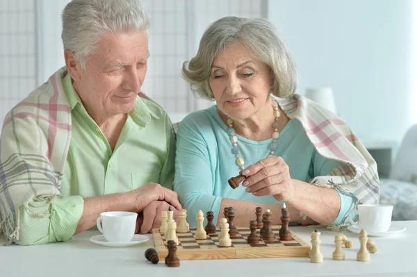 Starší pár hraje šachy — Stock fotografie