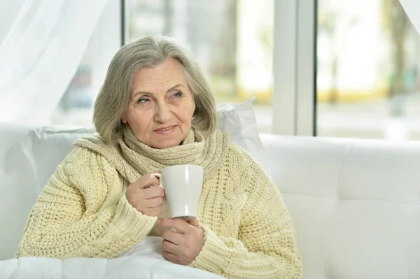 Enferma mujer mayor — Foto de Stock