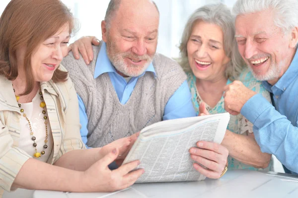 Пожилые пары читают газеты — стоковое фото