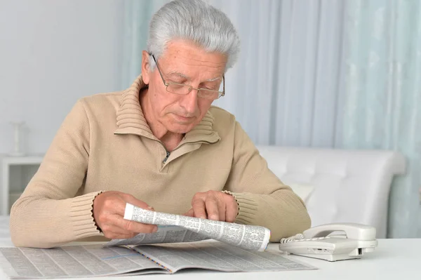 Homem sênior ler jornal — Fotografia de Stock