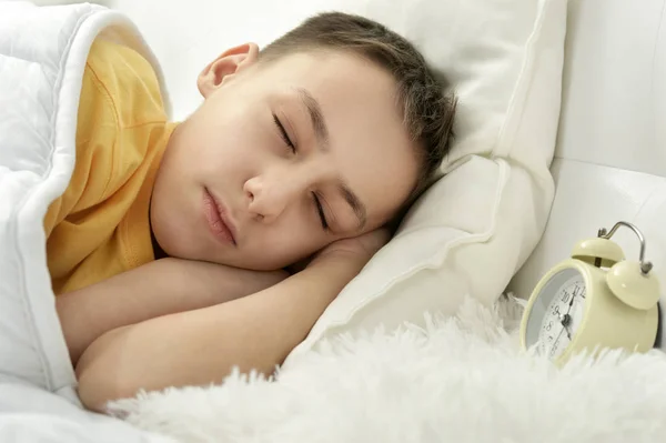 Schlafender Junge im Zimmer — Stockfoto