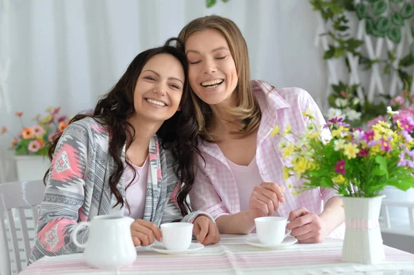 Усміхнені друзі п'ють чай — стокове фото