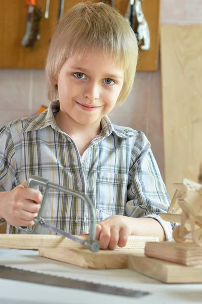 Junge mit Flugzeugmodell und Handsägen — Stockfoto