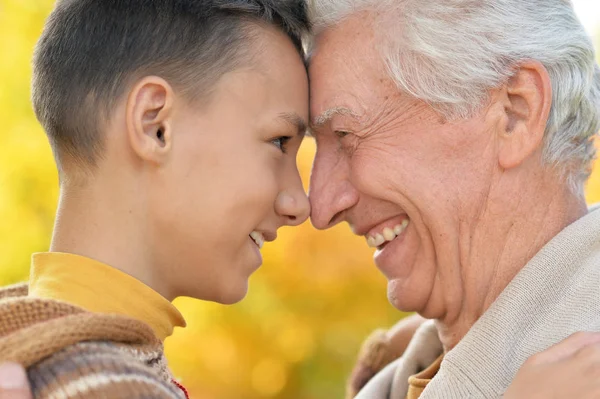 Abuelo y nieto en el parque otoñal — Foto de Stock