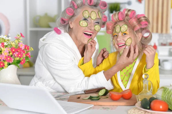 Mulher e menina fazendo máscara de pepino — Fotografia de Stock