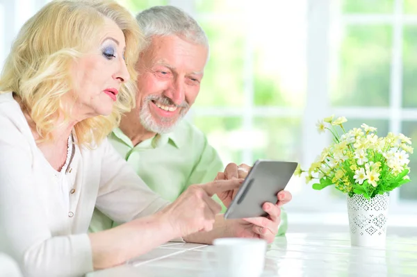 Casal de idosos usando tablet — Fotografia de Stock
