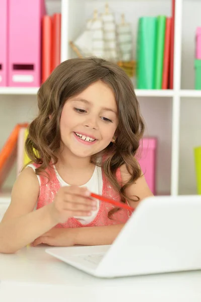 Dizüstü bilgisayar ile sevimli küçük kız — Stok fotoğraf