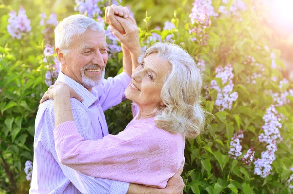 Oudere echtpaar dansen — Stockfoto