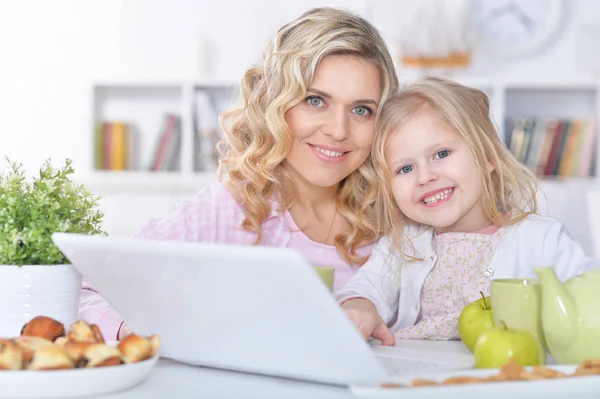 Moeder en kinderen met laptop — Stockfoto