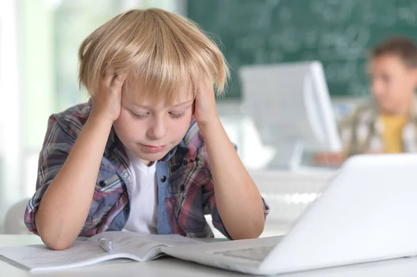 Mignon petit garçon faire ses devoirs — Photo