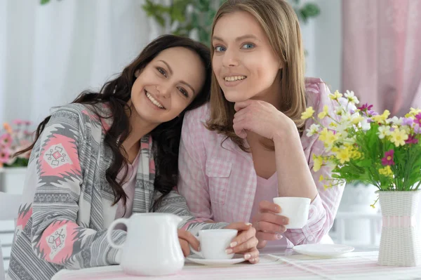 Amici sorridenti bere il tè — Foto Stock