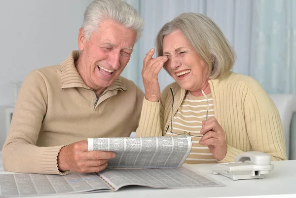 행복 한 노인 부부 독서 신문 — 스톡 사진