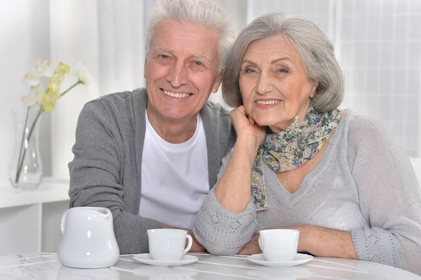 Oudere echtpaar drinken thee — Stockfoto