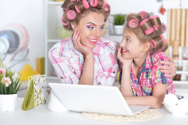 Donna e bambina utilizzando il computer portatile — Foto Stock
