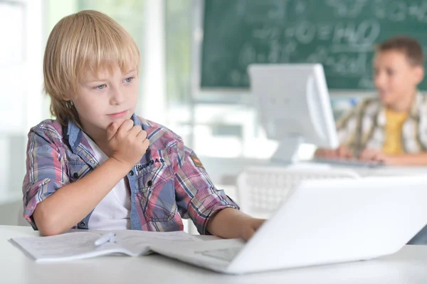 Carino bambino facendo i compiti — Foto Stock