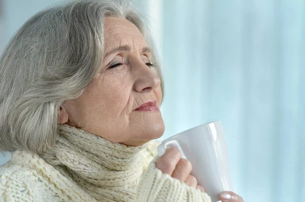 Senior woman drinking tea — Stock Photo, Image