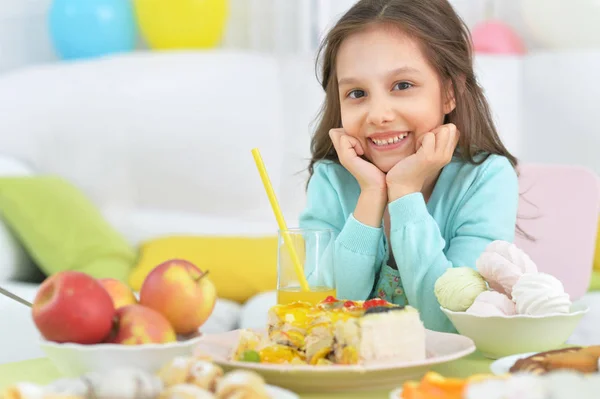 Menina bonito sentado à mesa — Fotografia de Stock