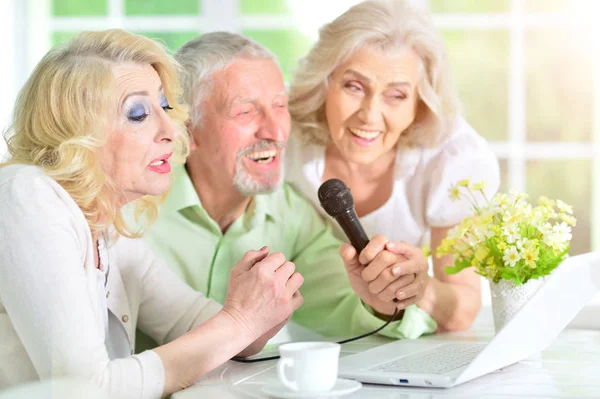 Senior people singing karaoke — Stock Photo, Image