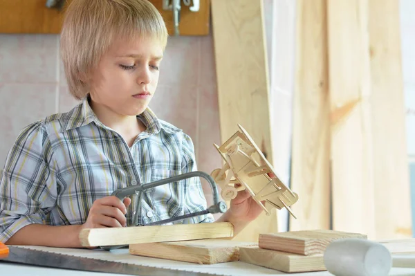 Niño con modelo de plano y sierras de mano — Foto de Stock