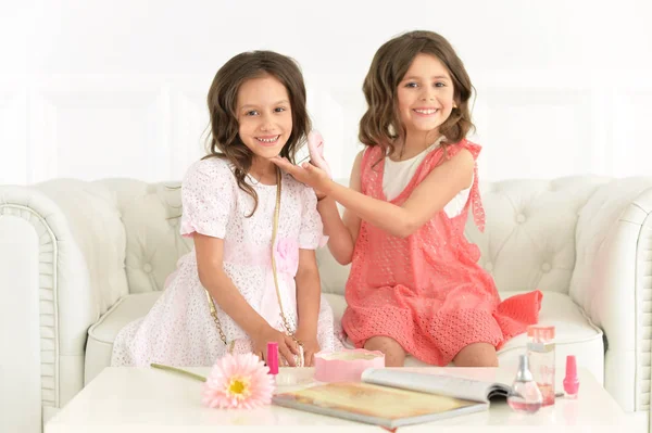 Små flickor som leker tillsammans — Stockfoto