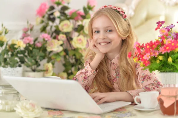 Linda chica adolescente usando ordenador portátil — Foto de Stock