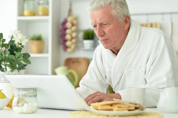 Senior man using modern laptop — Stock Photo, Image