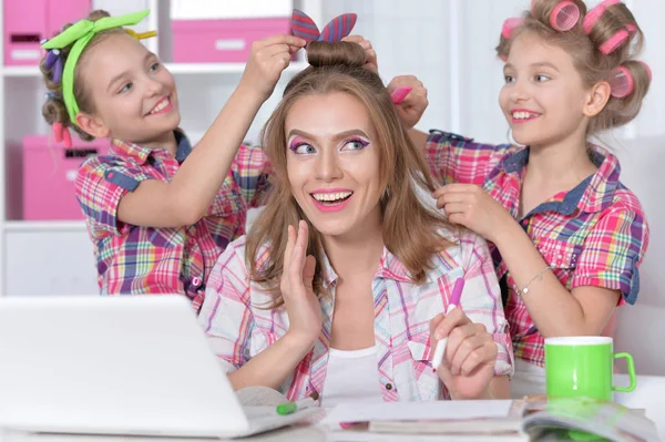 Mutter und Töchter machen Frisuren — Stockfoto
