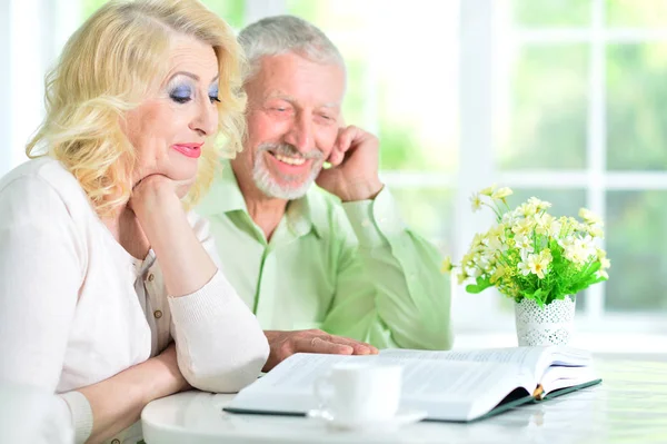 Senior people reading book — Stock Photo, Image