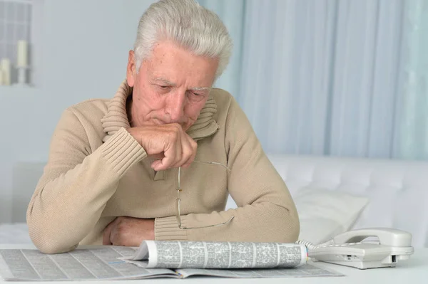Senior man läser tidningen — Stockfoto