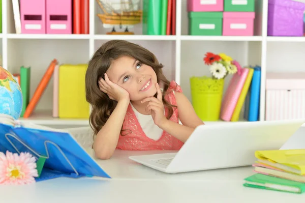 Bedårande liten flicka med laptop — Stockfoto