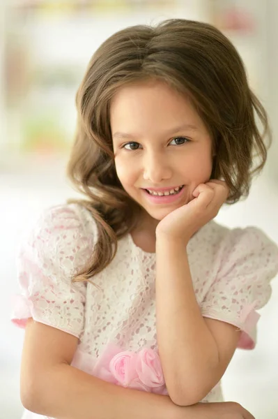 Niña en vestido blanco —  Fotos de Stock