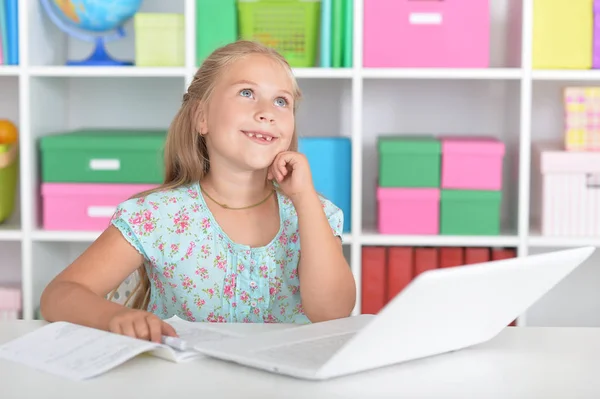 Niedliches Mädchen mit Laptop — Stockfoto