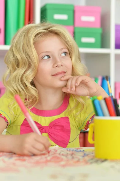 Petite fille mignonne en salle de classe — Photo