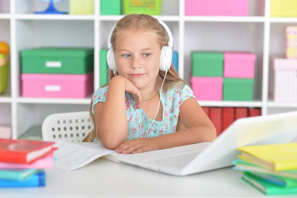 Menina bonito com laptop — Fotografia de Stock