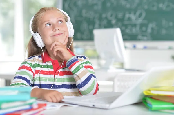 Nettes Mädchen mit Laptop — Stockfoto