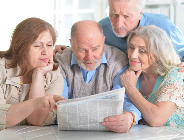 Senior paren krant lezen — Stockfoto