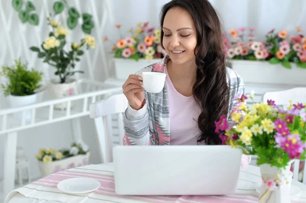 Mujer joven usando el ordenador portátil —  Fotos de Stock