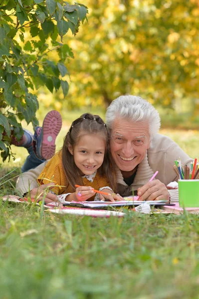 Grandfather and  granddaughter drawing — Stock Photo, Image