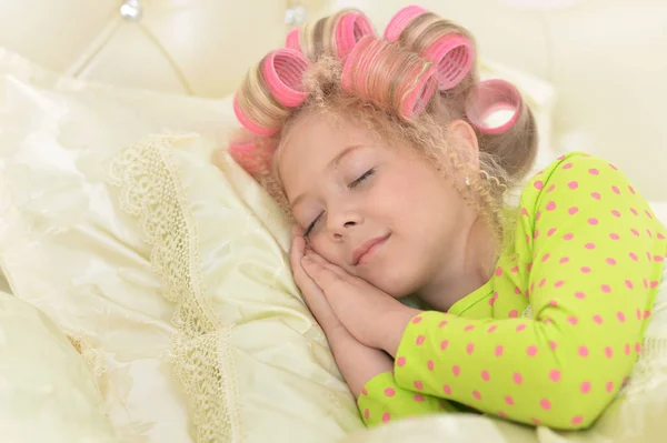 Linda niña con rizadores de pelo — Foto de Stock