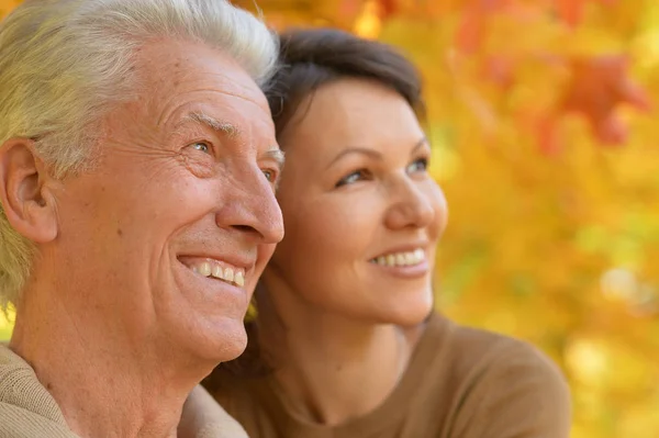 Frau und älterer Mann lächeln — Stockfoto