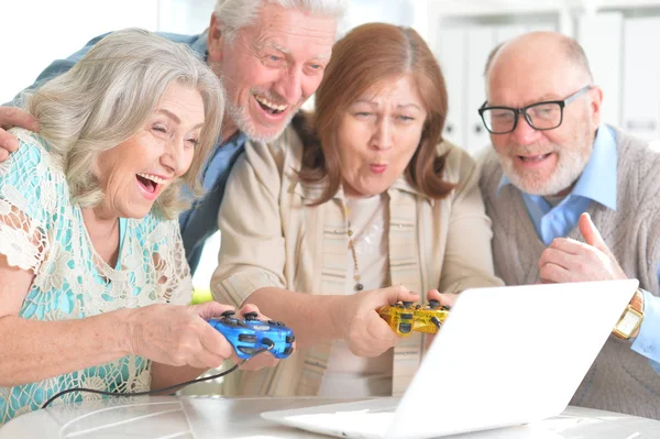 Casais seniores ler jornal — Fotografia de Stock