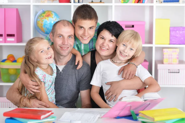 Gelukkige familie in klas — Stockfoto