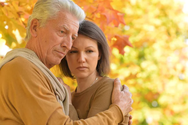 Traurige Frau und älterer Mann umarmen sich — Stockfoto
