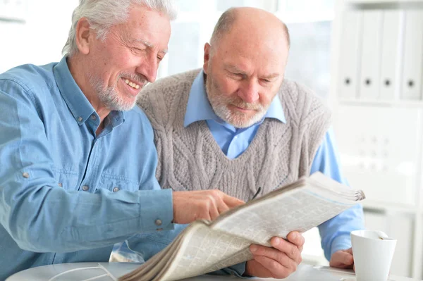 Büyükler düzeyinde erkekler gazete okuma — Stok fotoğraf